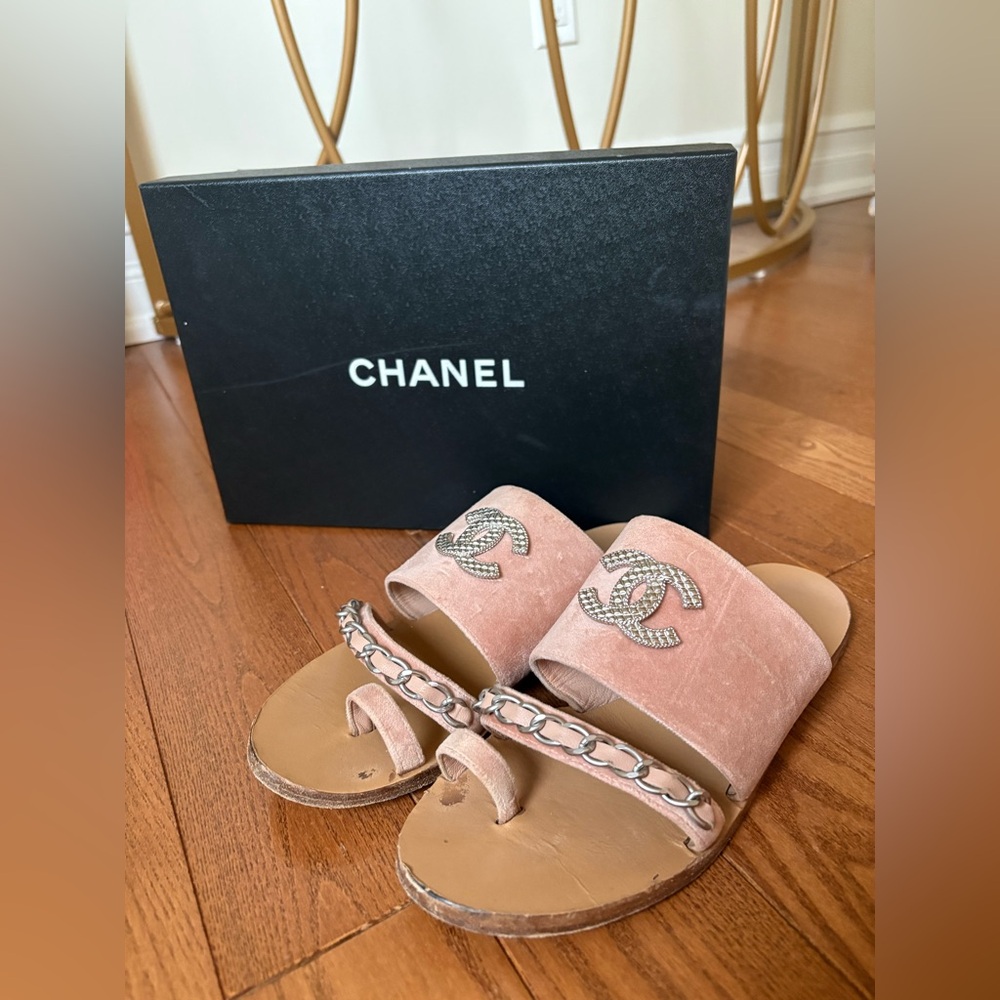 🚩 STEAL! CHANEL CC Logo Velvet Chain Slip On Slide Flat Mule Sandals Pink
Silver